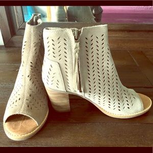 New Toms 6 1/2 open toe tan genuine leather boots.